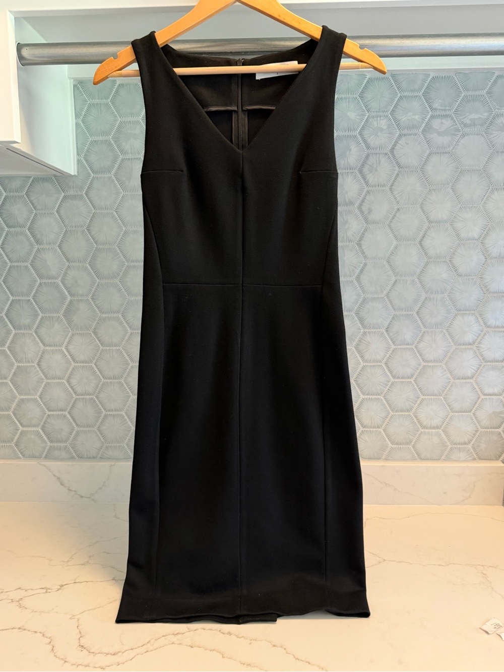 Mm Lafleaur Rachel Classic Black Sleeveless Sheath Dress.    Size 2